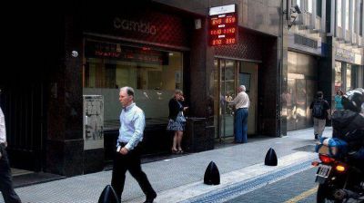 El d�lar libre vuelve a subir y se acerca a los $14 en el segundo d�a de paro bancario