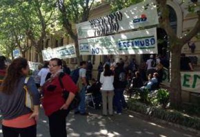 Municipales contin�an de paro por tiempo indeterminado