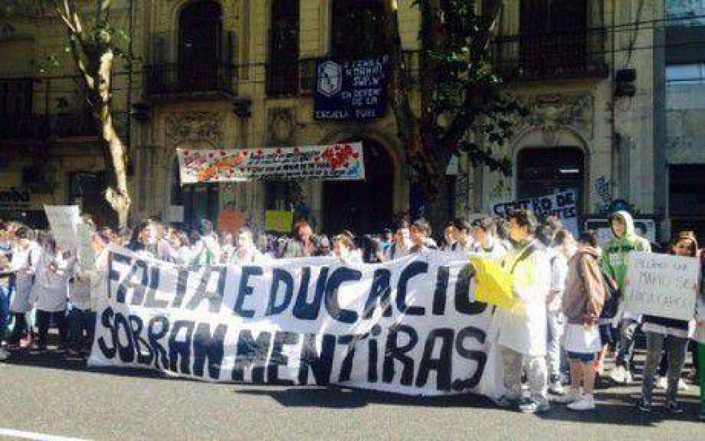 Comercial 8: dos alumnos heridos por la ca�da de un ventilador