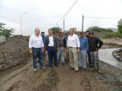 Jalil y Hoffmann recorrieron la obra de la avenida Argentina