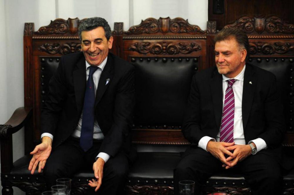 �Massa y Scioli son candidatos de los grupos econ�micos�