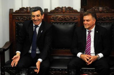 �Massa y Scioli son candidatos de los grupos econ�micos�