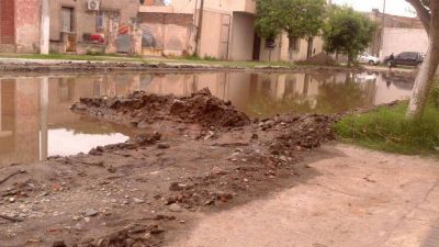 M�quinas asfaltadoras rompieron los ca�os de agua de un pasaje