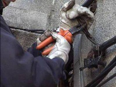 Un obrero sufri� heridas graves al tocar un cable de alta tensi�n y provoc� cortes en Resistencia