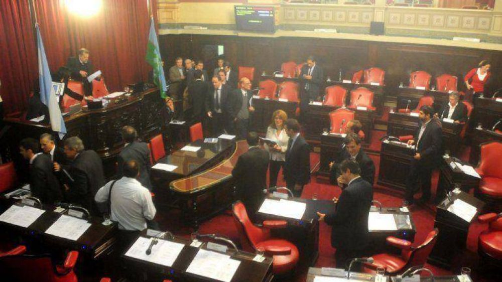 Esc�ndalo y huevazos en plena sesi�n del Senado bonaerense