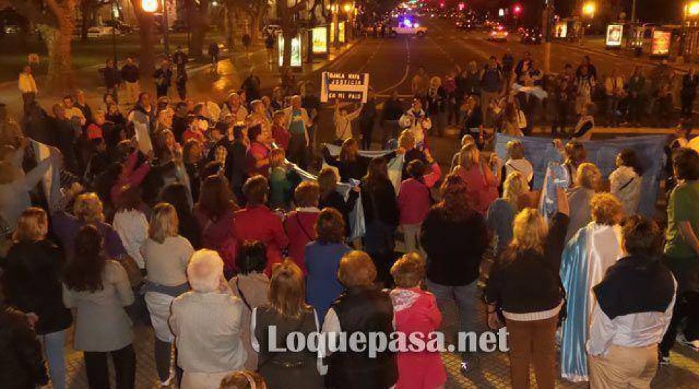 13N: Un grupo de personas realiz un cacerolazo contra Cristina