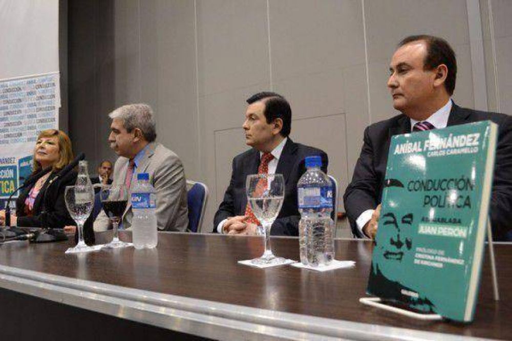 Present� su libro en el F�rum