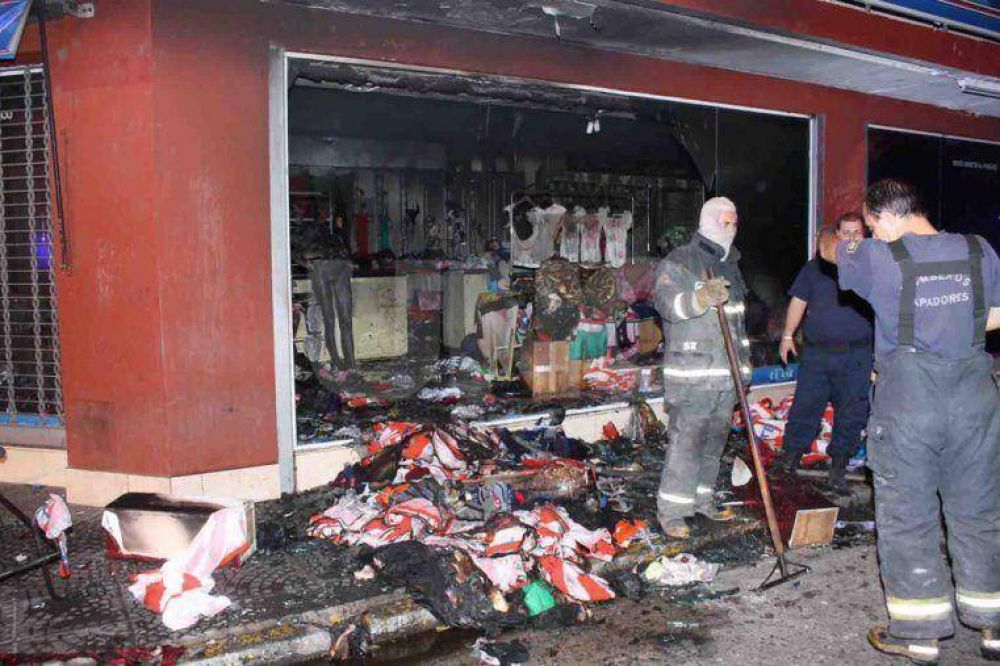 Creen que el incendio al local del microcentro fue por encargue