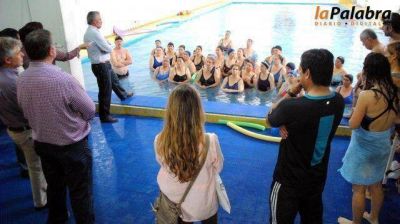Curetti visit� a los abuelos en su clase de nataci�n