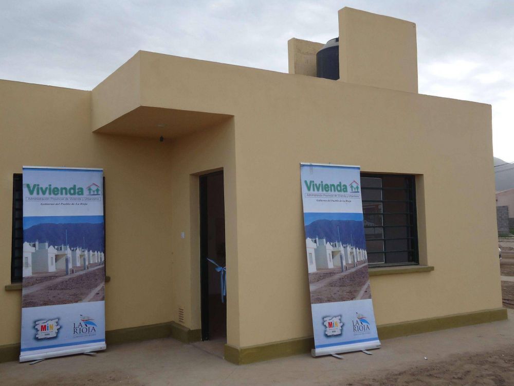 Entregan 22 viviendas de clase media en Aimogasta
