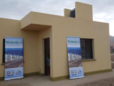 Entregan 22 viviendas de clase media en Aimogasta