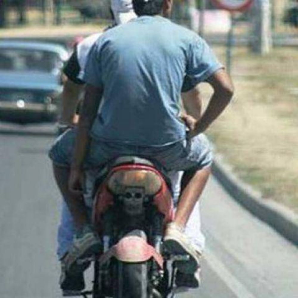 Expulsan a pedradas a motochorros