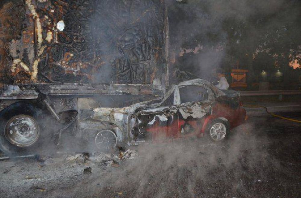 Tragedia en Panamericana: un auto se incrust� en un cami�n y murieron dos personas