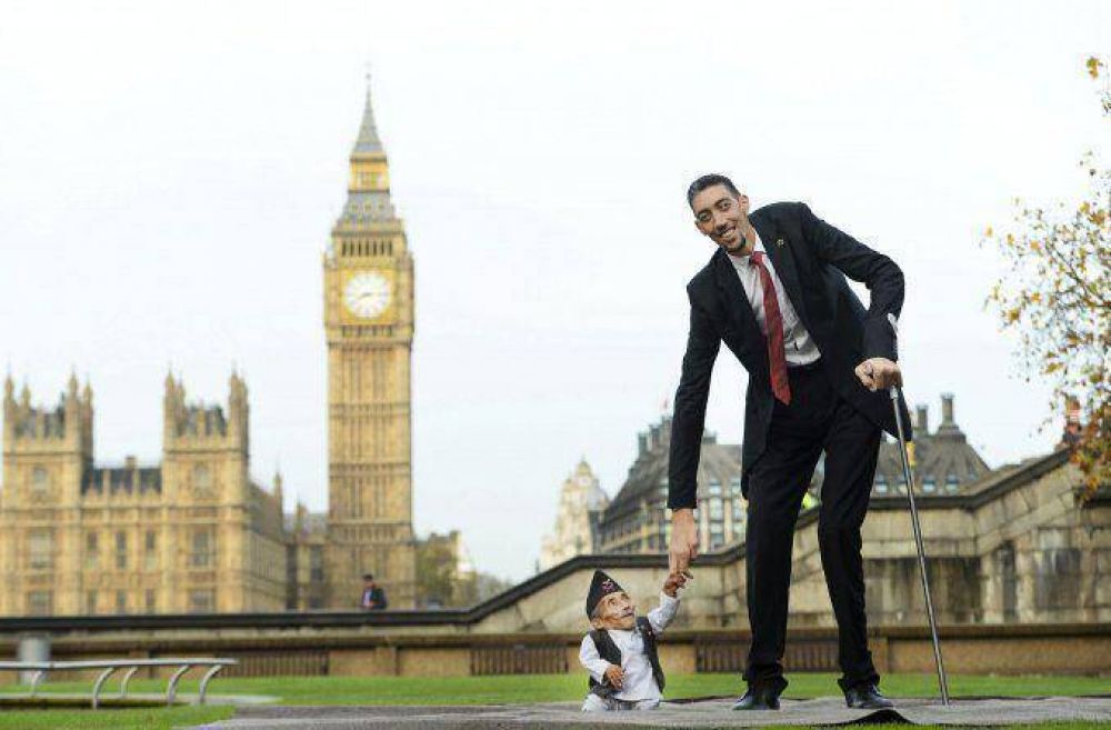 Histrico encuentro: el hombre ms alto y el ms bajo del mundo, juntos en Londres