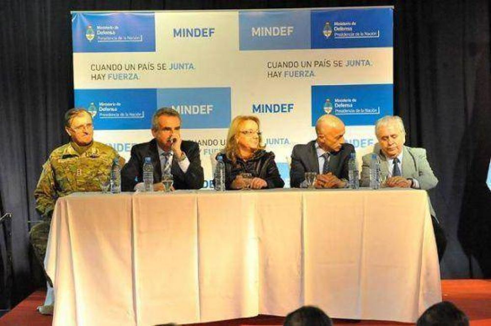 Cotillo: �Son anuncios que dan alivio al deteriorado sistema de salud santacruce�o�