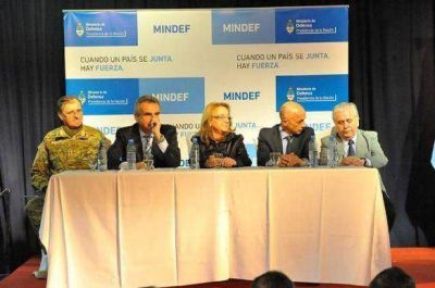 Cotillo: �Son anuncios que dan alivio al deteriorado sistema de salud santacruce�o�