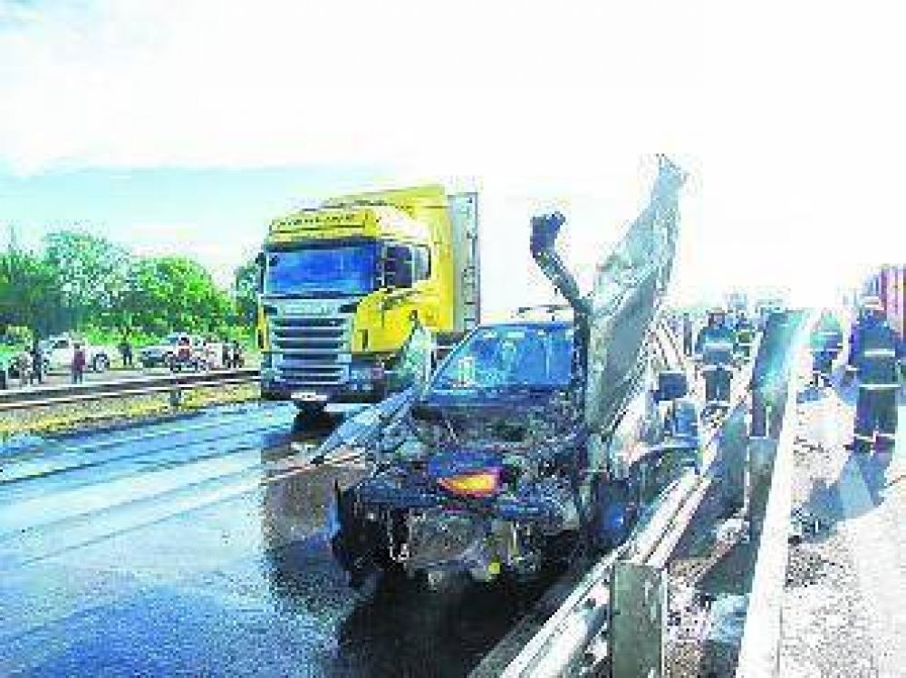 Hubo que lavar la autov�a por derrame de gasoil tras colisi�n