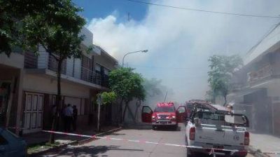 Bomberos combatieron un incendio en el Juzgado de Paz