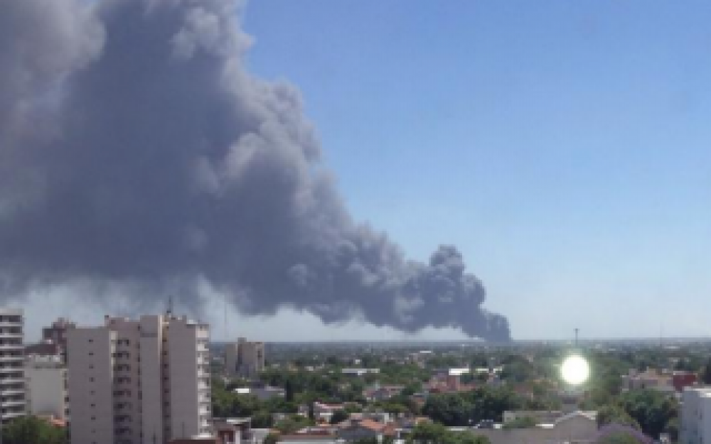 Incendio en dep�sito de Esteban Echeverr�a