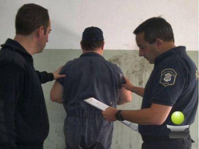 LOS DETENIDOS POR ESTAFA HABIAN DEJADO UNA NI�A DE SEIS A�OS DURMIENDO EN EL AUTO