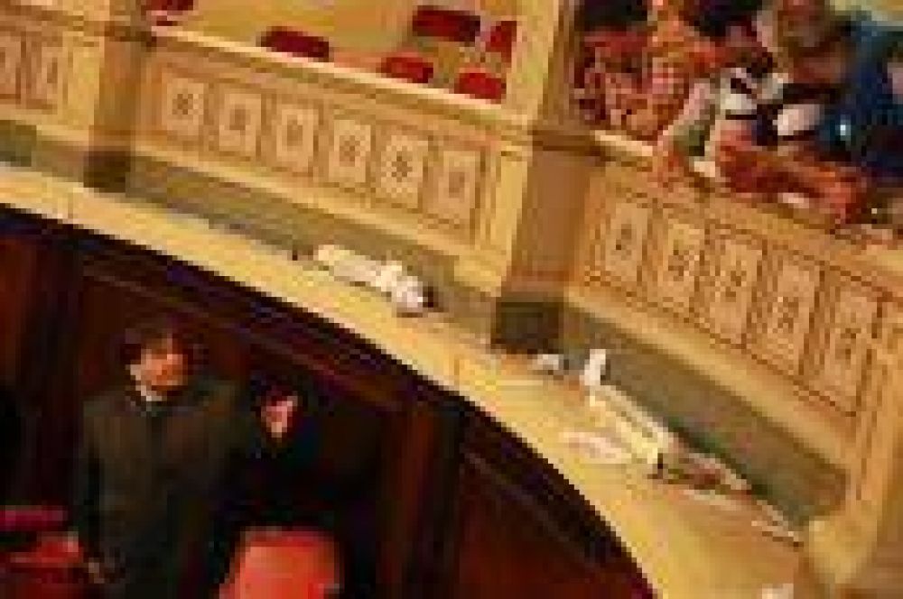 Suspender�an al senador Ishii luego de los graves incidentes
