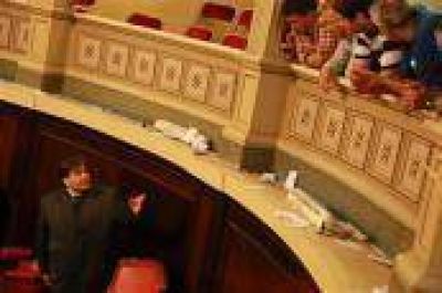 Suspender�an al senador Ishii luego de los graves incidentes