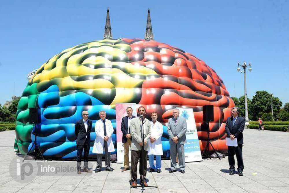 Con un cerebro gigante concientizar sobre el ACV