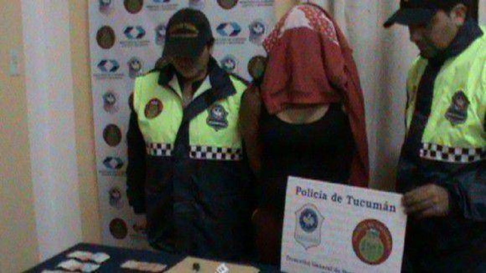 Atrapan a una joven vendiendo 