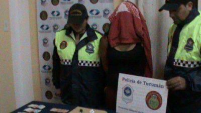 Atrapan a una joven vendiendo 