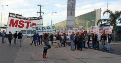 Protesta frente a Aguas Cordobesas por nuevos despidos