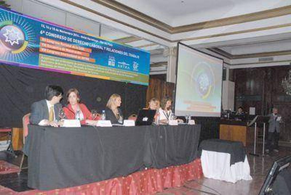 Debaten sobre el derecho laboral y las relaciones del trabajo