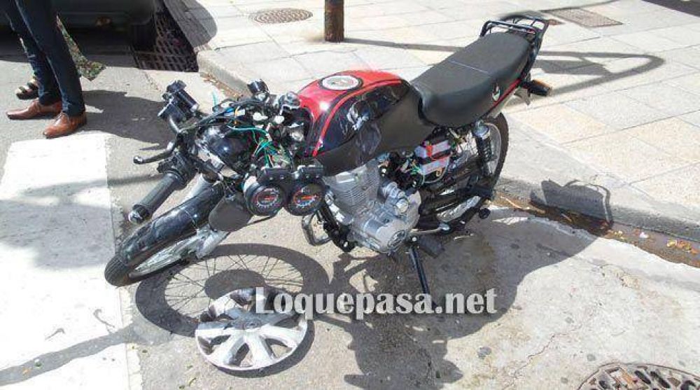 Choc� y arrastr� al motociclista varios metros en el capot