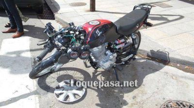 Choc� y arrastr� al motociclista varios metros en el capot