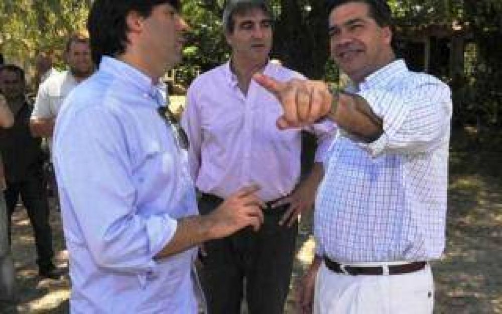 San Antonio de Areco: Capitanich y Bossio recorrieron la zona de inundaciones