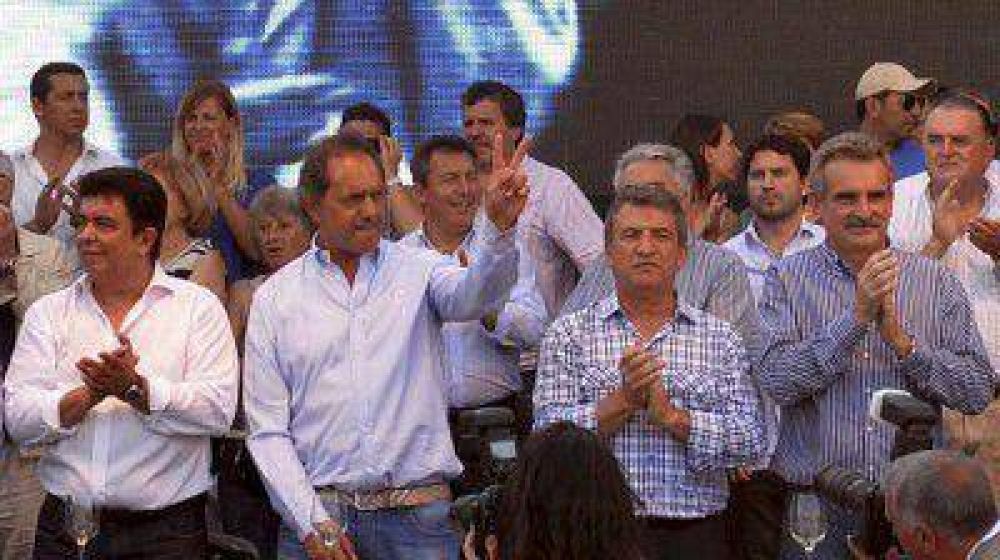 Tres precandidatos presidenciales oficialistas compartieron un acto en La Matanza