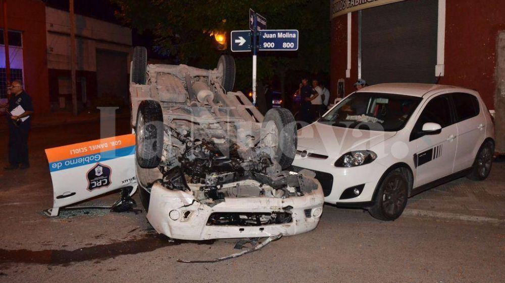Una mujer polic�a result� lesionada tras chocar y volcar en Sixto Laspiur y Juan Molina