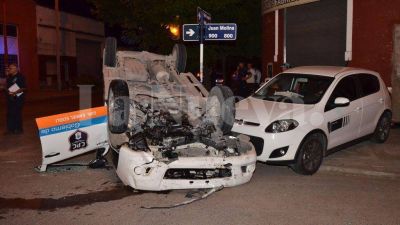 Una mujer polic�a result� lesionada tras chocar y volcar en Sixto Laspiur y Juan Molina