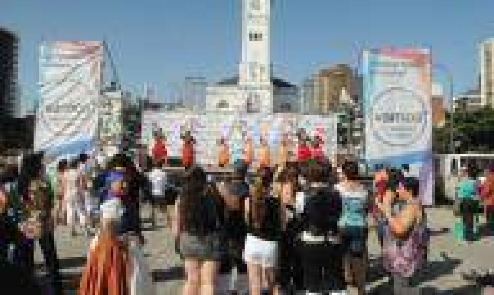 Fiesta de las colectividades en Plaza Moreno