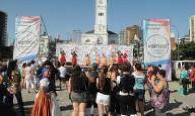 Fiesta de las colectividades en Plaza Moreno