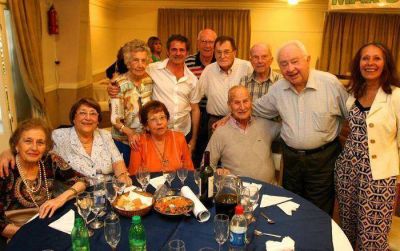 Aiello, Amado y Lupiano compartieron un almuerzo tanguero con jubilados bancarios 