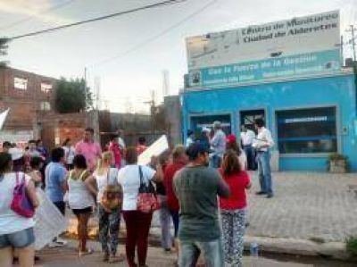 Vecinos de Alderetes marcharon por seguridad al Centro de Monitoreo, sali� un tipo medio dormido y les respondi�: 