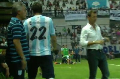 Diego Milito se enfureci� por el cambio y Diego Cocca se hizo cargo: 