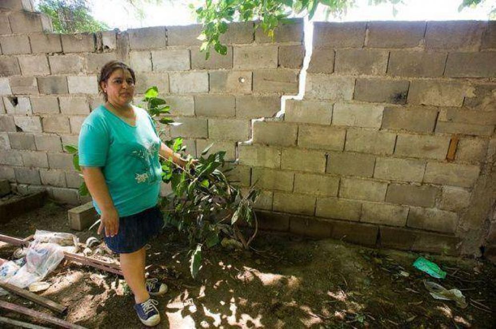 La rotura de un canal provoca serios da�os en viviendas
