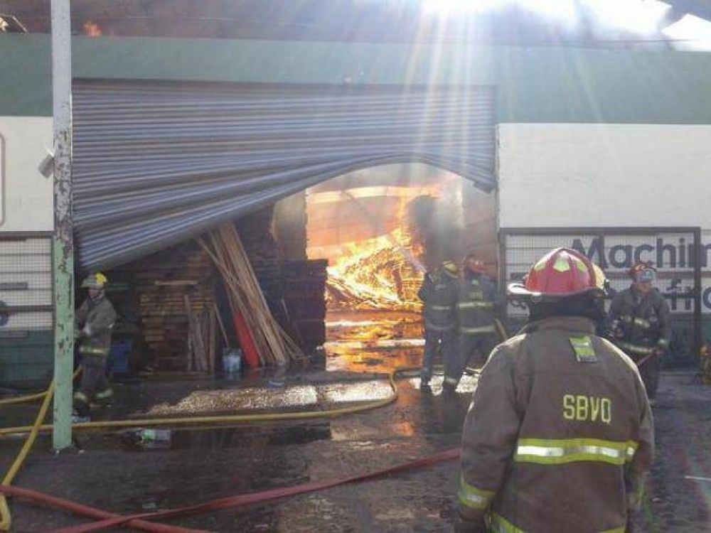 Incendio en maderera de Calchaqu�