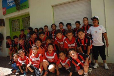 Para construir una plaza, tiraron un pared�n de la canchita de un equipo de f�tbol infantil