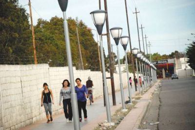 Se instalan las luminarias del paseo aer�bico del Liceo General Roca
