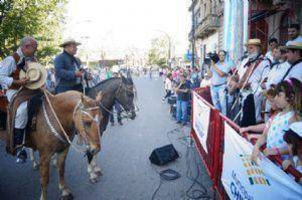 Con un buen marco de p�blico y de jinetes se realiz� el desfile criollo por el D�a de la Tradici�n