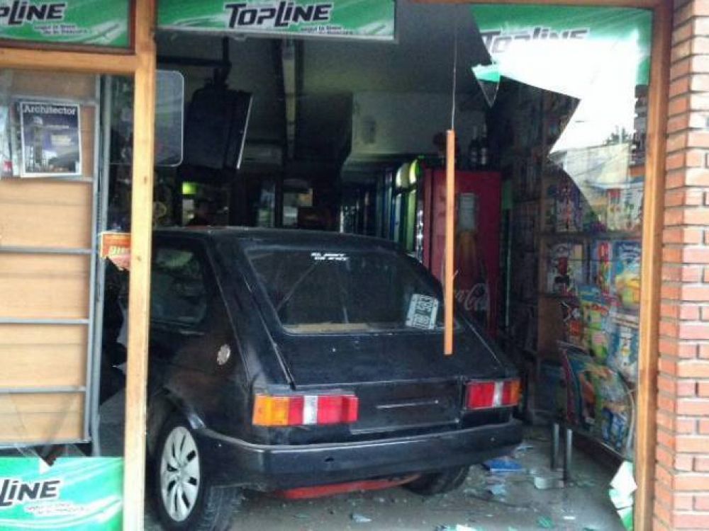 Termin� incrustado en un kiosco y fue detenido