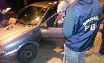Tres personas, un auto y cien bochas de coca�na