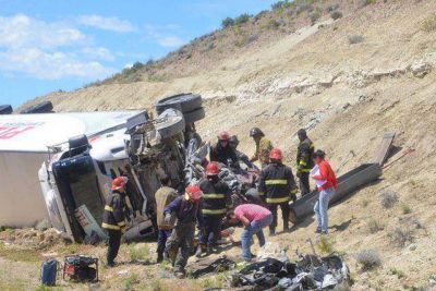 Joven muri� al estrellar su auto contra un cami�n